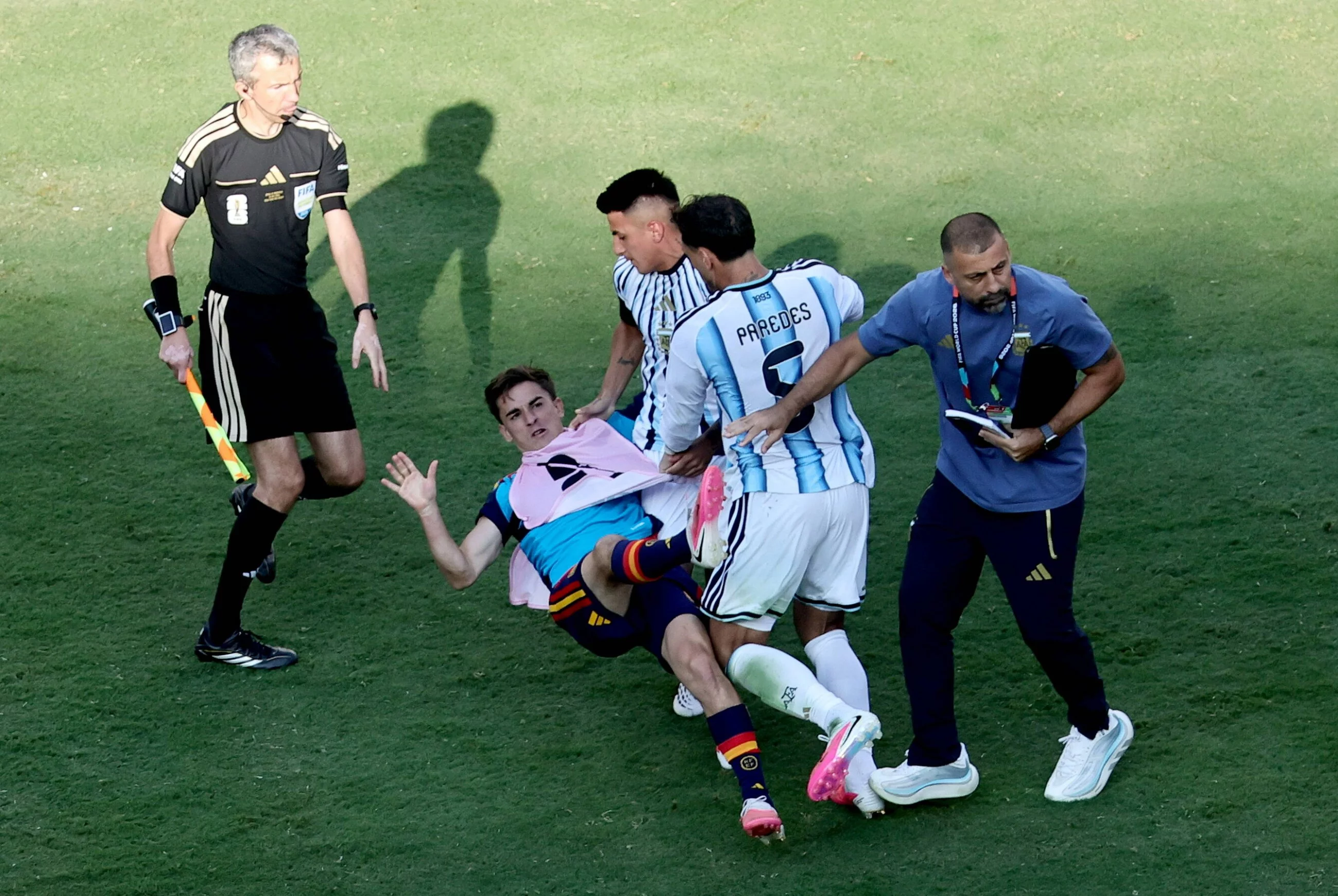 Hiszpan Gavi ściera się z Nahuelem Moliną i Leandro Paredesem z Argentyny po zakończeniu finału mistrzostw świata FIFA 2026