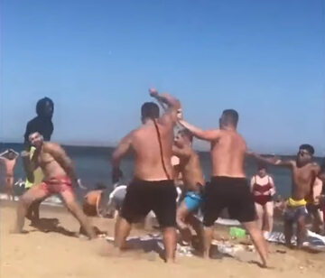 Bójka na plaży Barceloneta. Niepokojące nagranie