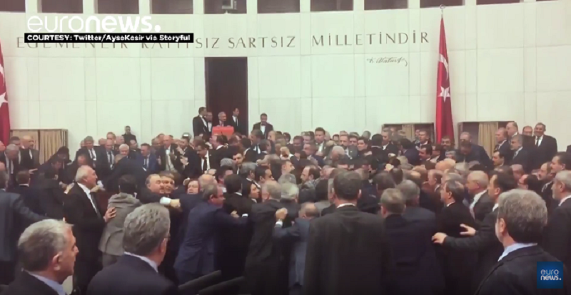 Bójka w tureckim parlamencie