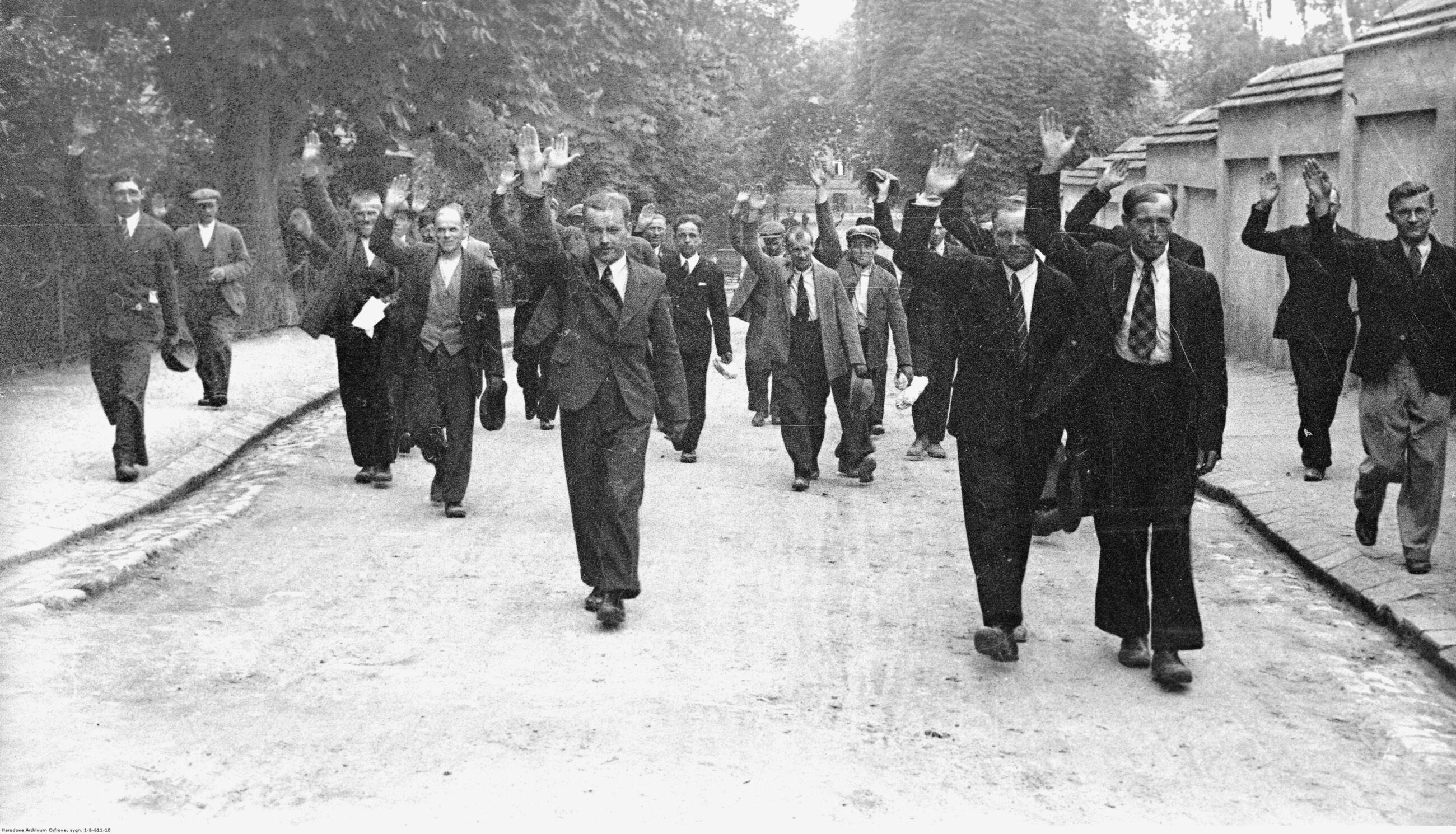 Bojówkarze, którzy pod dowództwem Adama Doboszyńskiego opanowali Myślenice, w drodze do Sądem Okręgowym w Krakowie w maju 1937 r.