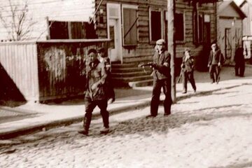 Bojownicy LAF z Kowna prowadzą sowieckiego jeńca. Czerwiec 1941 r.