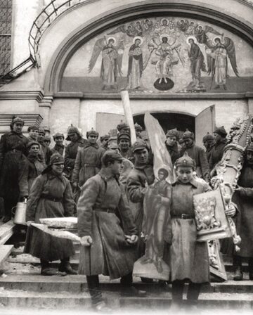 Bolszewicy rabują wyposażenie cerkwi. Moskwa, 1925 rok