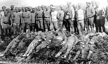 Bolszewicy stoją nad ciałami zabitych przez siebie żołnierzy Korpusu Czechosłowackiego. Wojna domowa w Rosji