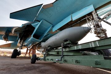 Bomba lotnicza FAB-250 zamontowana na rosyjskim myśliwcu Su-34