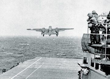 Bombowiec North American B-25 Mitchell startuje do lotu nad Tokio.