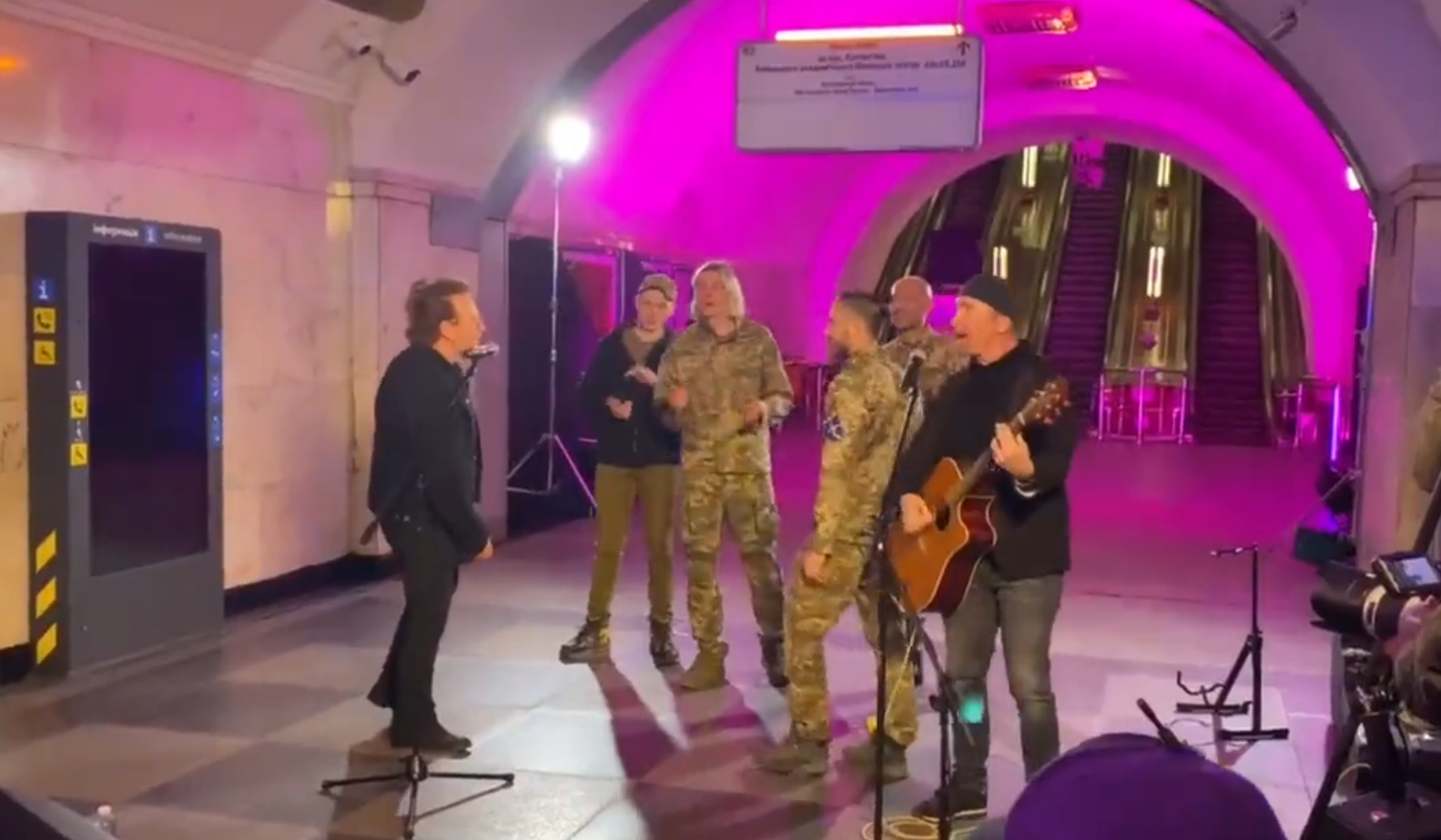 Bono i The Edge wystąpili w metrze w Kijowie