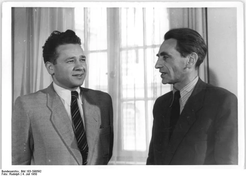 Tadeusz Borowski (po lewej) i Mieczysław Jastrun na kongresie pisarzy w NRD, 4 lipca 1950