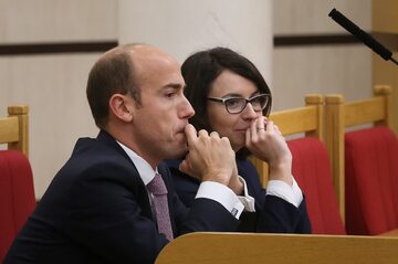Borys Budka (L) i Kamila Gasiuk-Pihowicz (P) na sali rozpraw Trybunału Konstytucyjnego