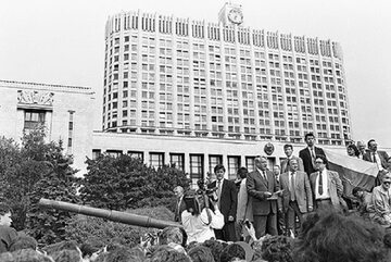 Borys Jelcyn przed gmachem parlamentu, 19 sierpnia 1991