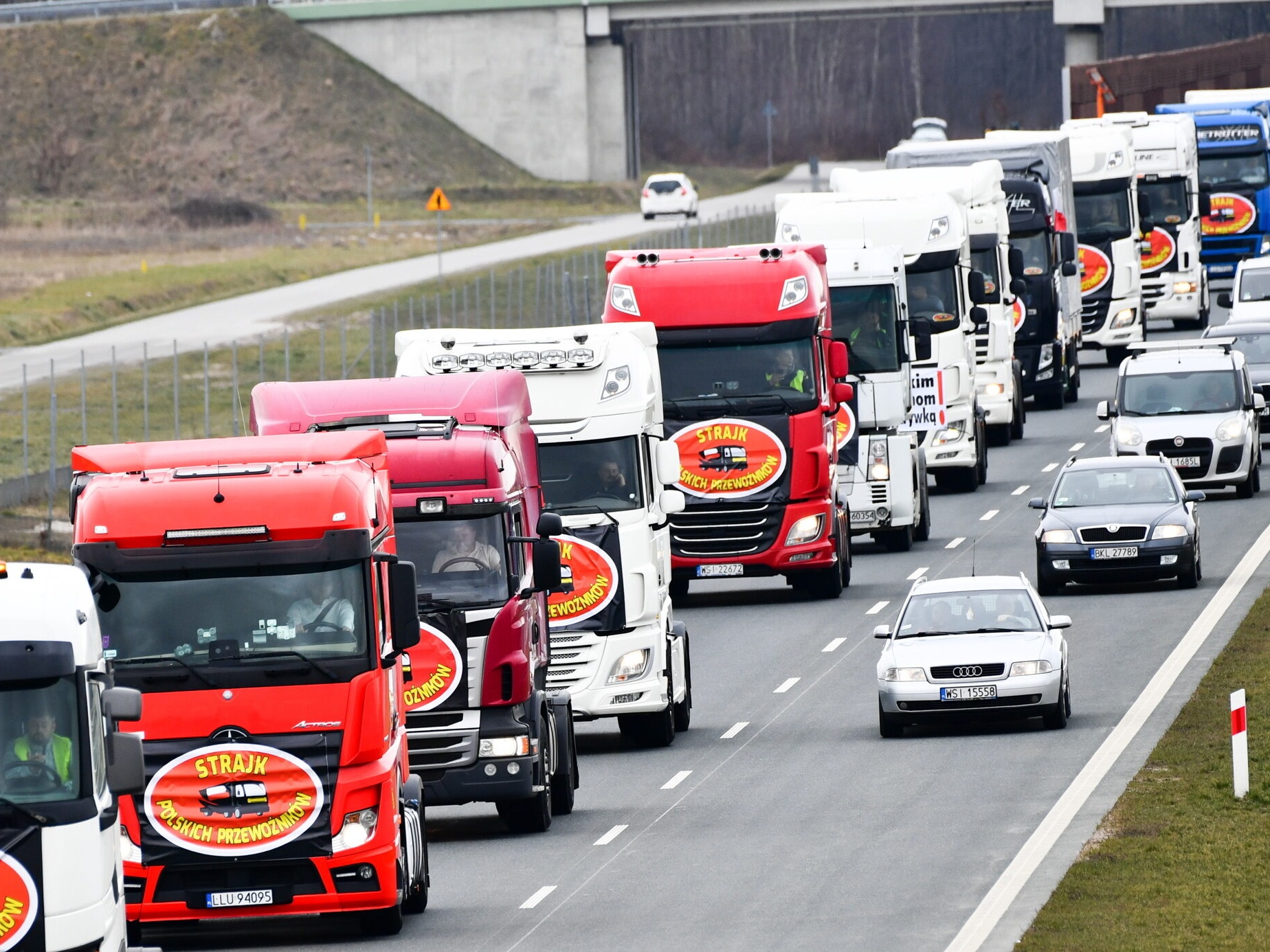 Kolumna protestujących kierowców pojazdów ciężarowych na trasie A2