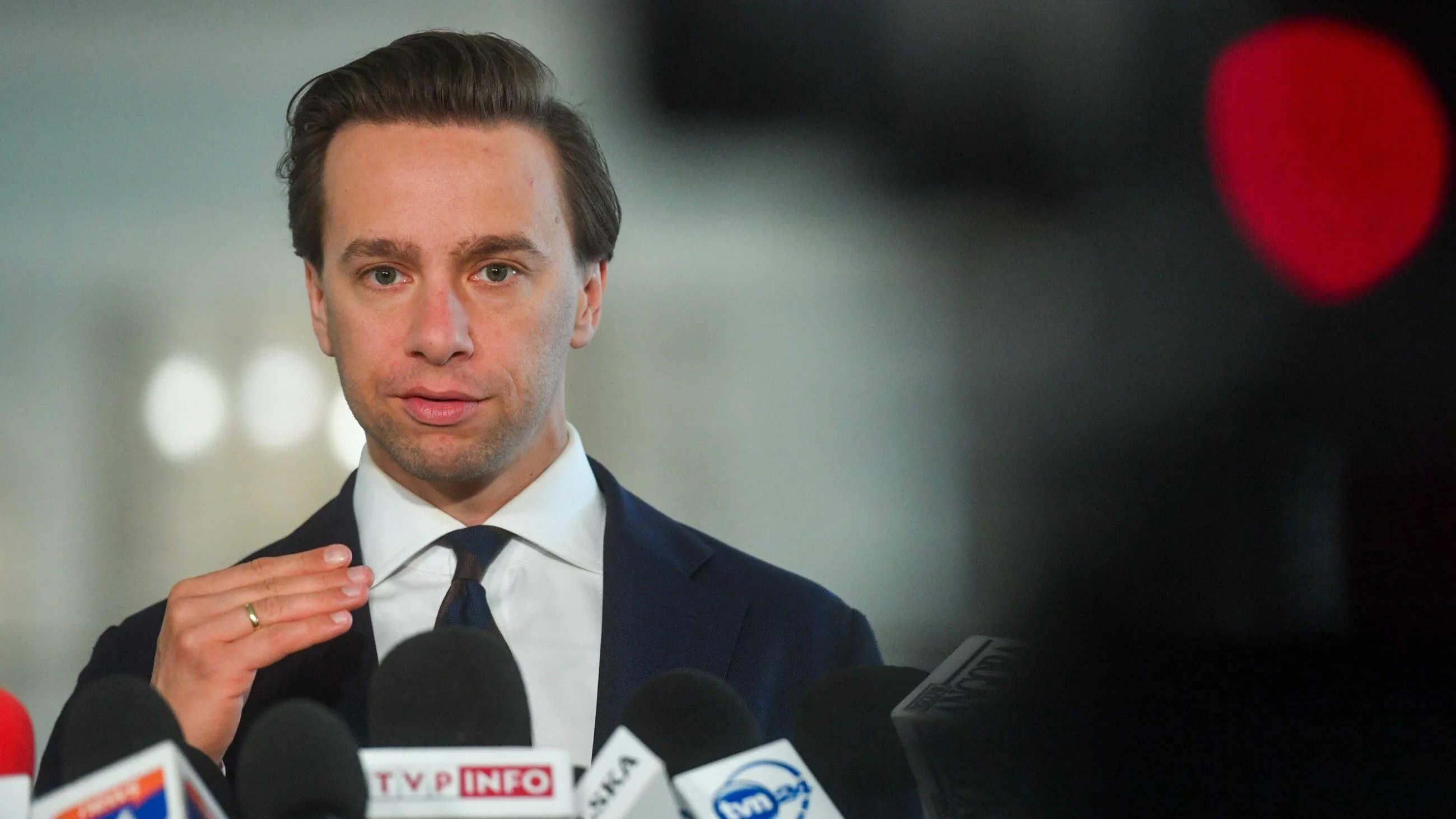 Bosak uderza w rząd. "Działają w różnych przypadkach bezprawnie"