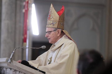 Bp Antoni Długosz podczas mszy świętej