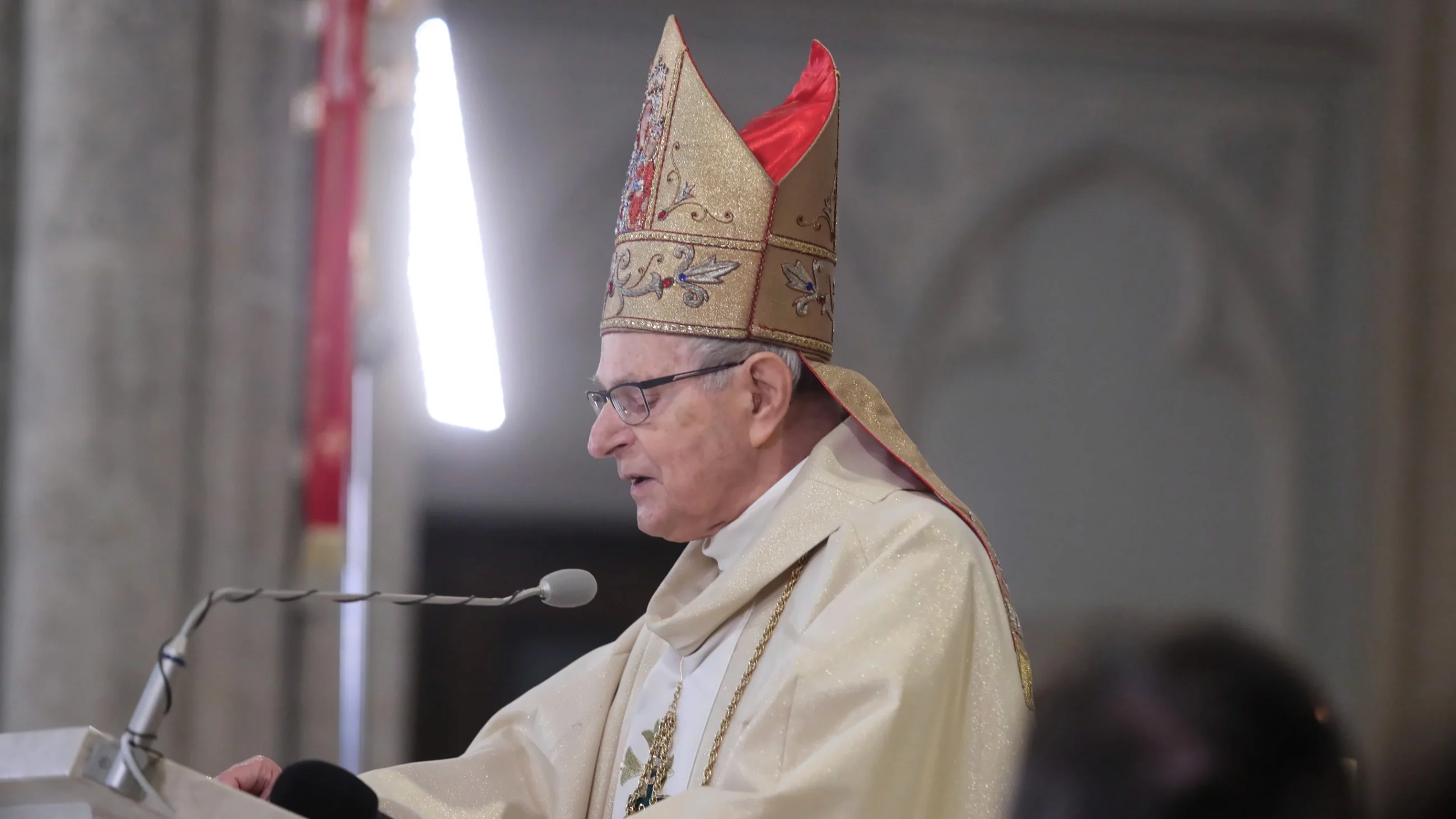 Bp Antoni Długosz podczas mszy świętej