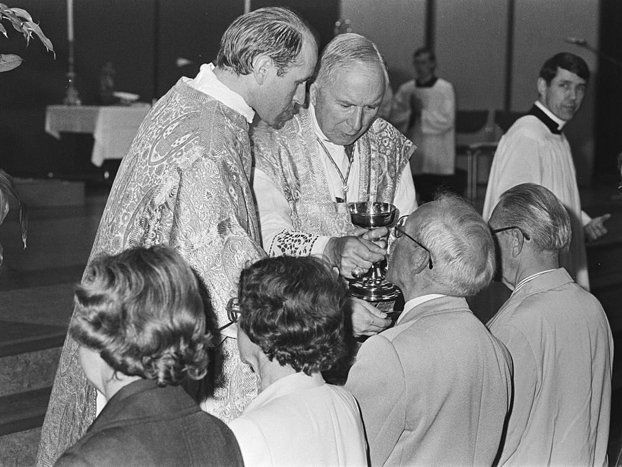 Arcybiskup Marcel Lefebvre z ks. Franzem Schmidbergerem udzielający komunii