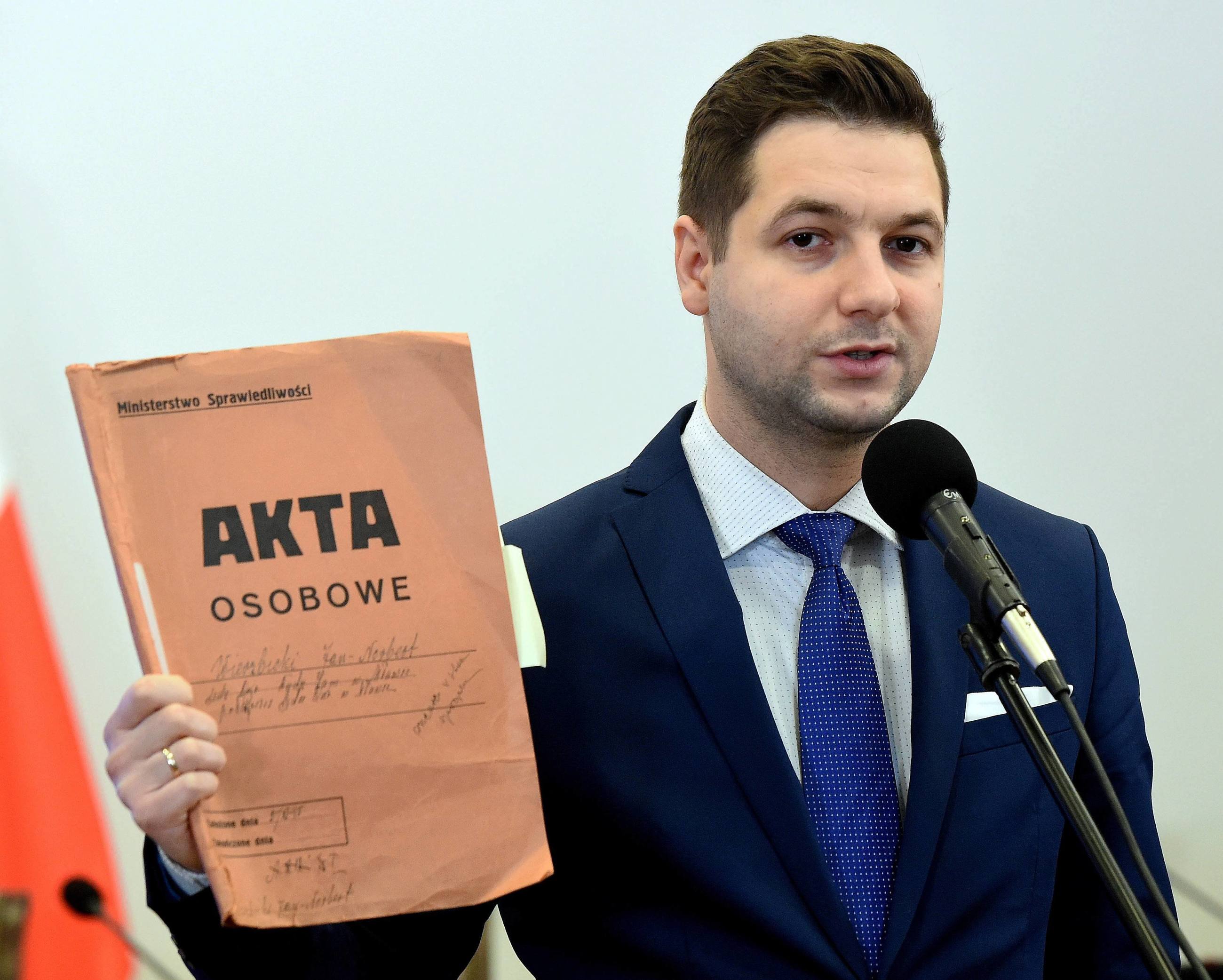 Wiceminister sprawiedliwości, przewodniczący komisji weryfikacyjnej Patryk Jaki podczas konferencji prasowej w Ministerstwie Sprawiedliwości