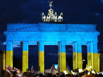 Brama Brandenburska w Berlinie podświetlona w barwach Ukrainy