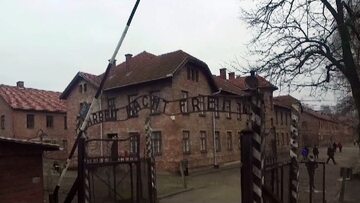 Brama niemieckiego obozu śmierci w Oświęcimiu