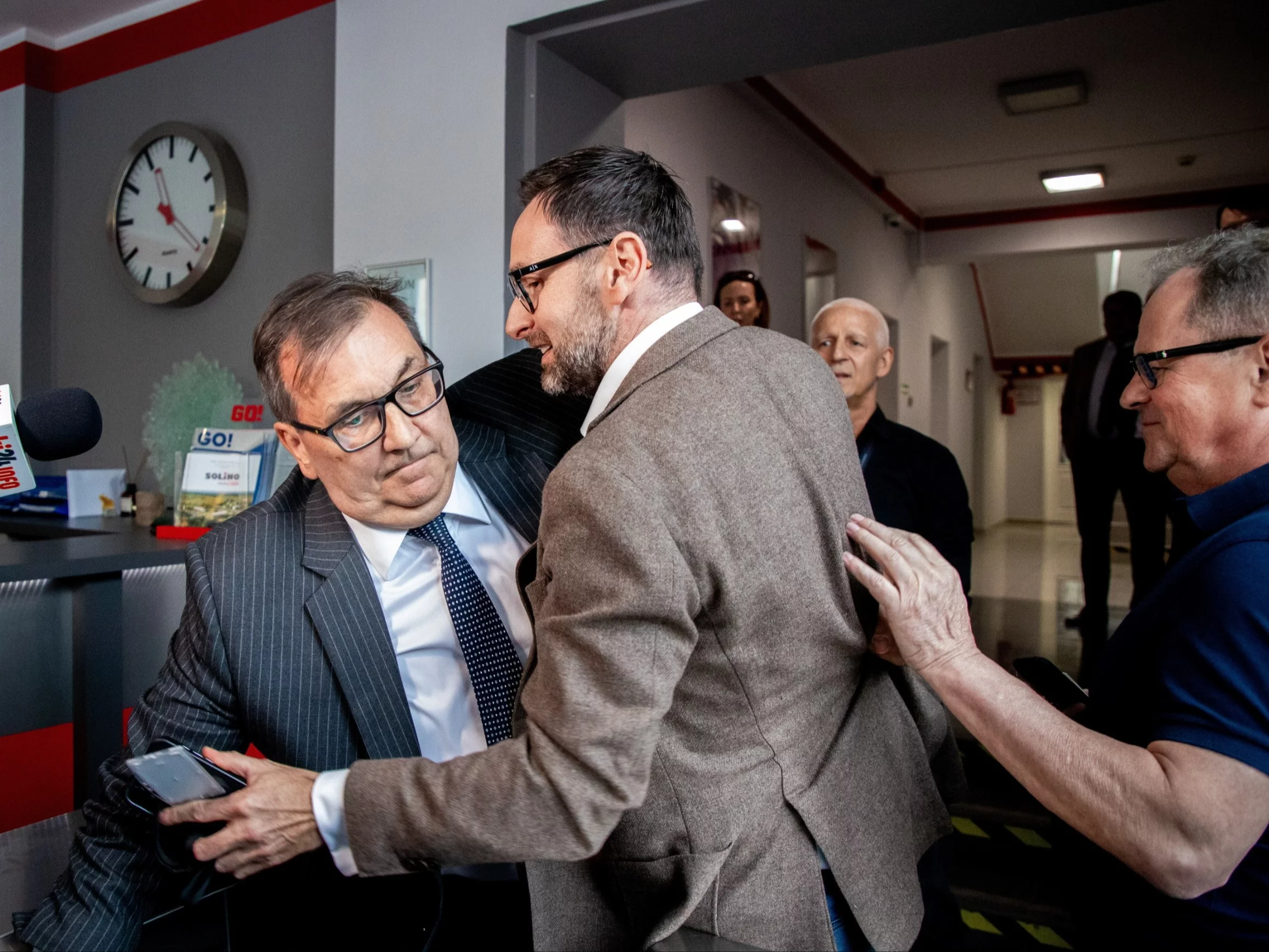 Europoseł PiS Daniel Obajtek i i prezes Solino Wojciech Kotlarek podczas przepychanki w siedzibie firmy