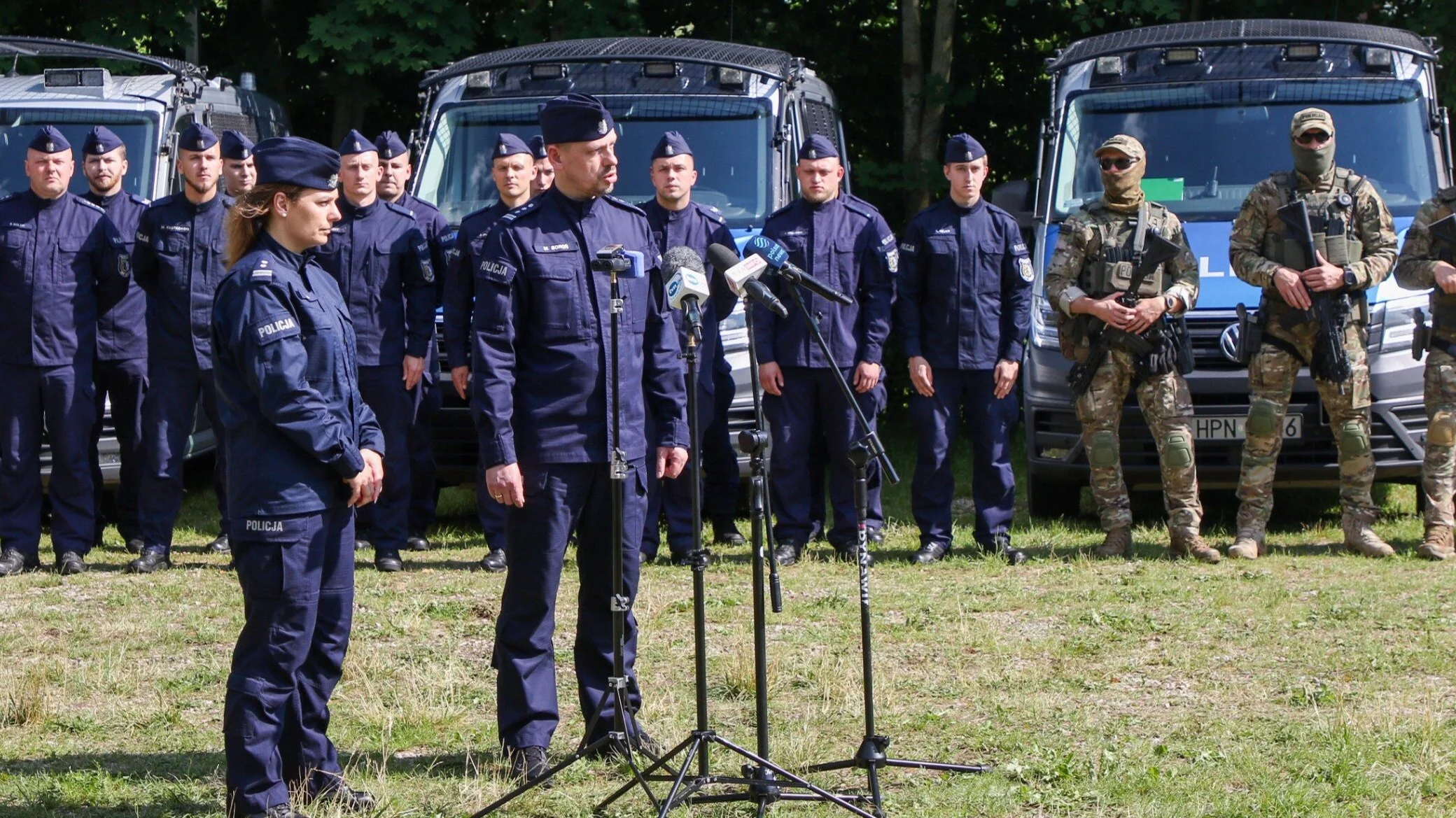 Komendant Główny Policji insp. Marek Boroń (C) na granicy polsko-białoruskiej