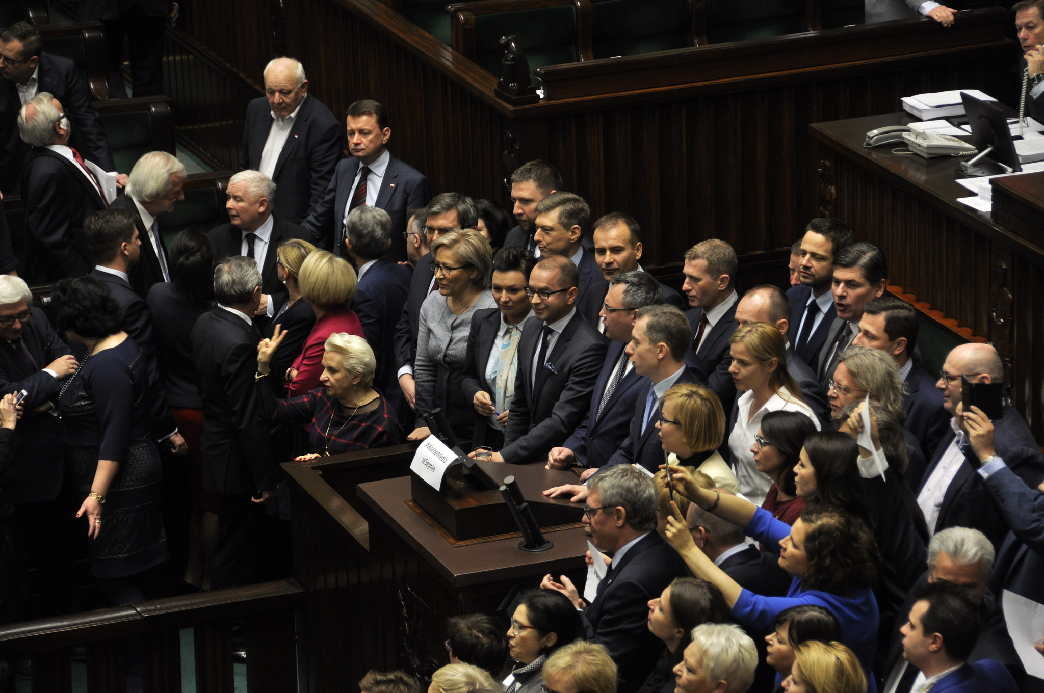 16 grudnia 2016: Posłowie opozycji blokują mównicę w Sejmie