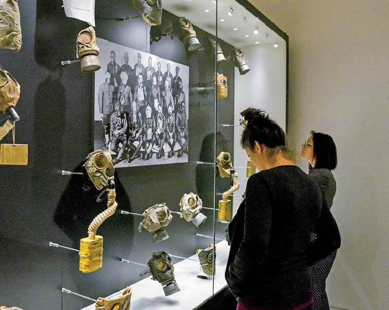 Obie wojny światowe sprowadzono wyłącznie do behawioralnego przeżycia żołnierzy i cywilów, z całkowitym pominięciem kwestii, kto był agresorem, a kto się przed kim bronił