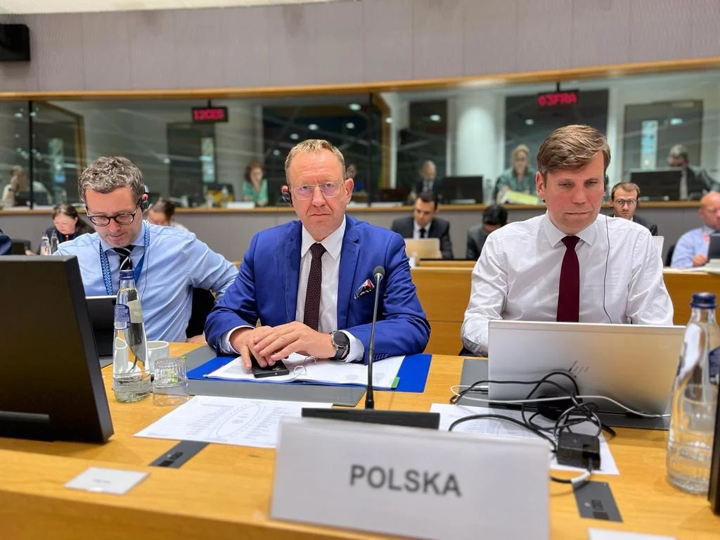 Minister Robert Telus