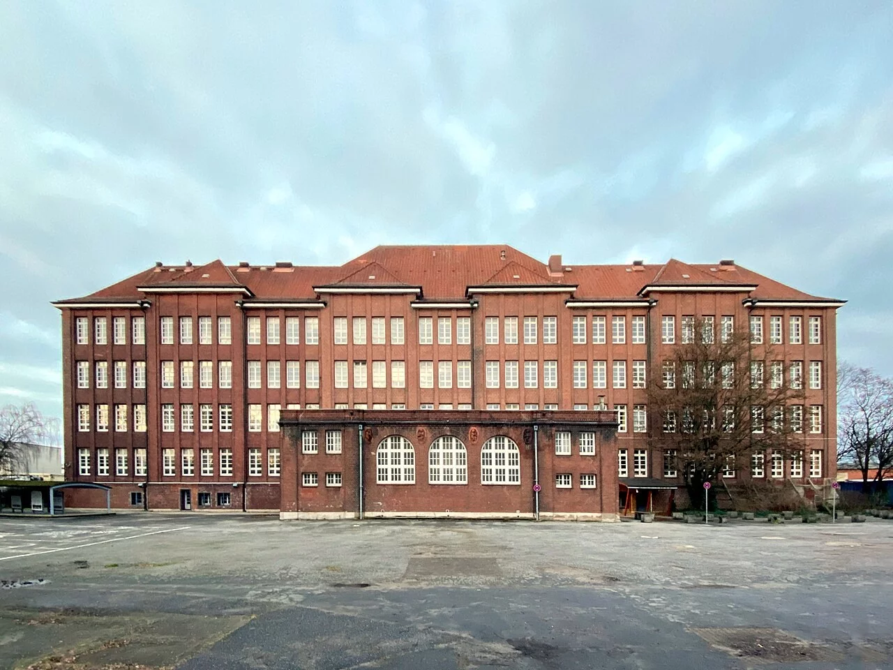 Gmach szkoły przy Bullenhuser Damm w Hamburgu, miejsce niemieckich zbrodni - "eksperymentów" medycznych