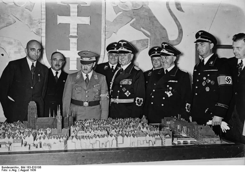 Erich Koch (w jasnym mundurze) nad makietą Gdańska, sierpień 1939 rok