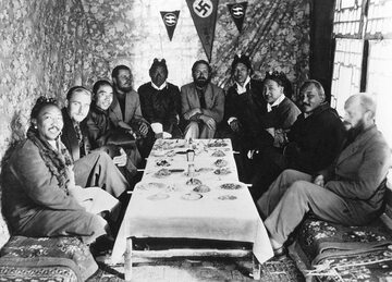Bruno Beger (drugi od lewej). Lhasa, Tybet, 1939 rok