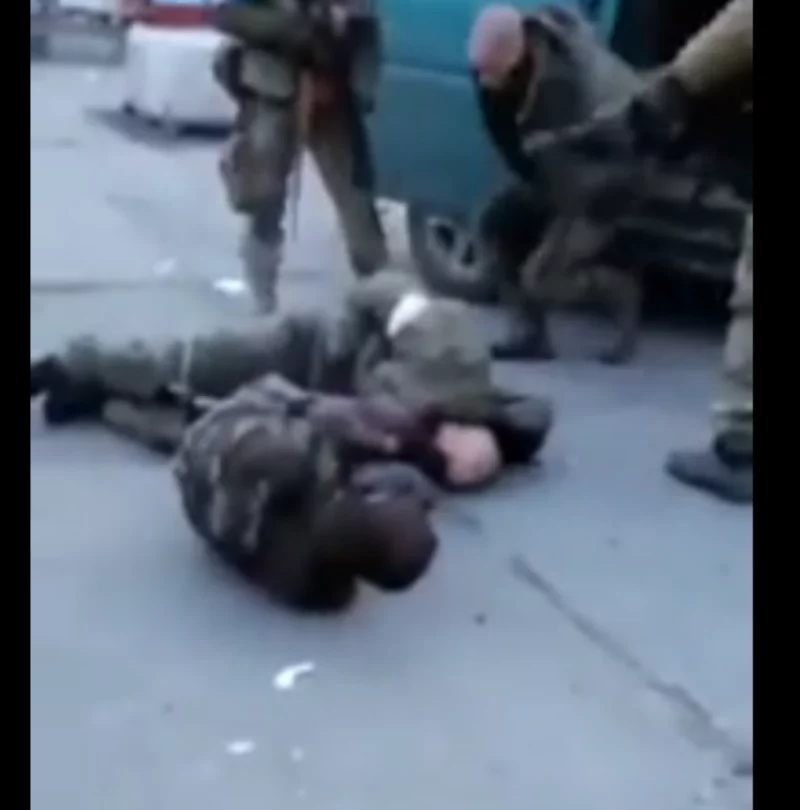 W sieci pojawiło się nagranie pokazujące ukraińskich żołnierzy znęcających się nad jeńcami wojennymi. Kijów twierdzi, że nagranie zostało sfabrykowane.