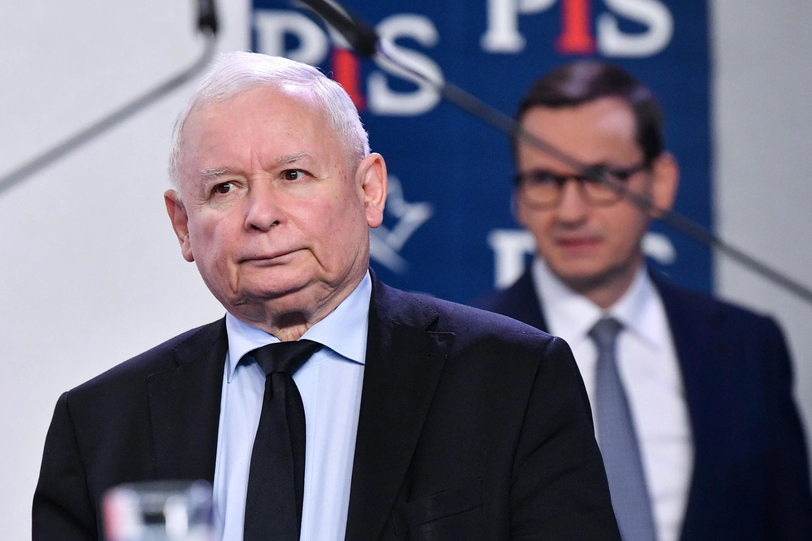 Prezes PiS Jarosław Kaczyński i premier Mateusz Morawiecki podczas konferencji prasowej w siedzibie partii przy ulicy Nowogrodzkiej w Warszawie