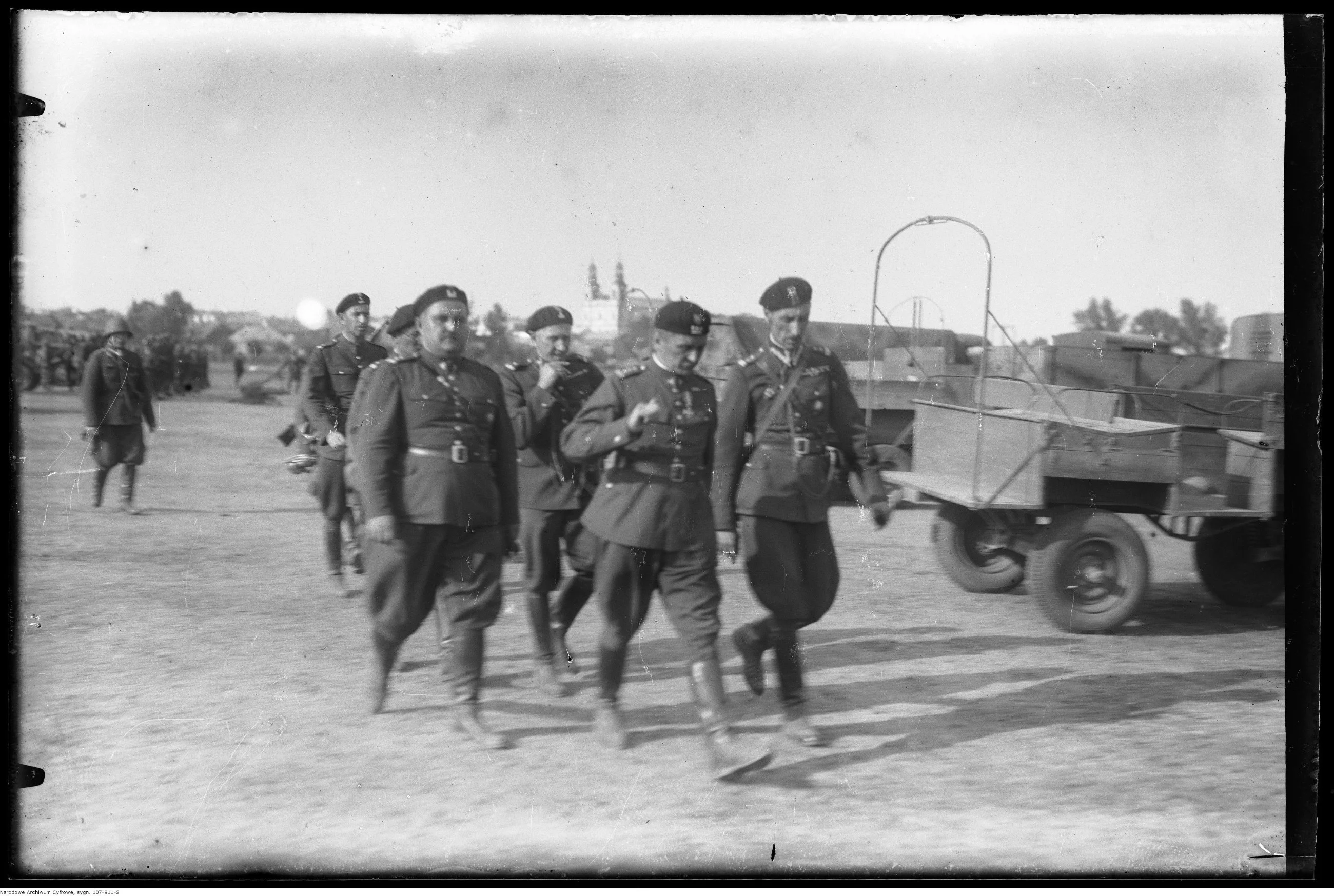 Dowódca Warszawskiej Brygady przed frontem szwadronu rozpoznawczego, 25 sierpnia 1939