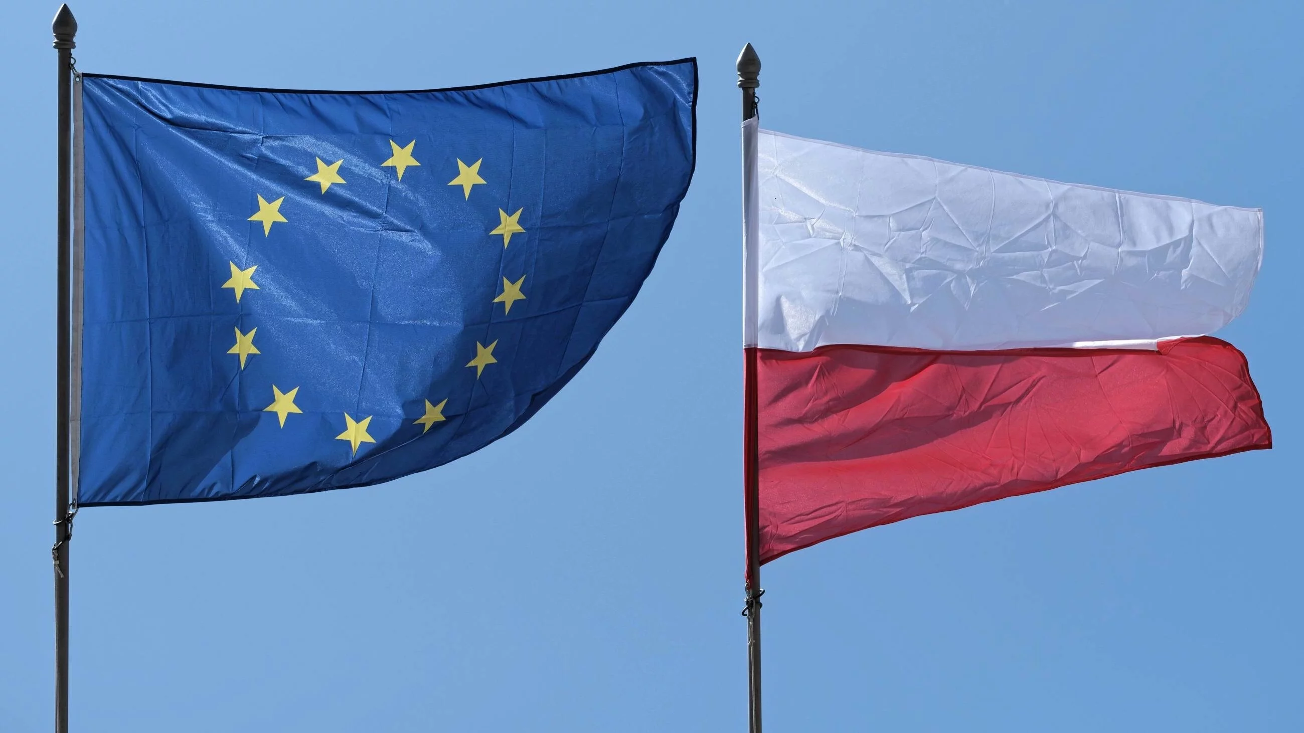 Flagi UE i Polski, zdjęcie ilustracyjne