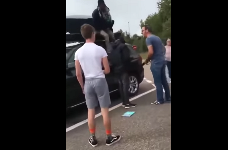 Brytyjska rodzina znalazła w bagażniku imigrantów