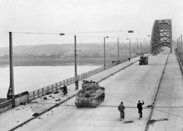 Brytyjczycy przekraczają most drogowy w Nijmegen. Operacja "Market Garden"