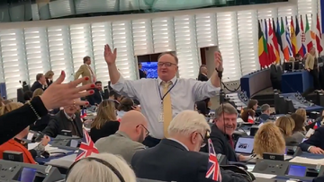 Brytyjscy eurodeputowani śpiewali o brexicie. Dyrygował... Saryusz-Wolski