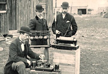 Brytyjscy inżynierowie testują „telegraf bez drutu” Guglielmo Marconiego.