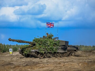 Brytyjski czołg Challenger 2 podczas ćwiczenia.