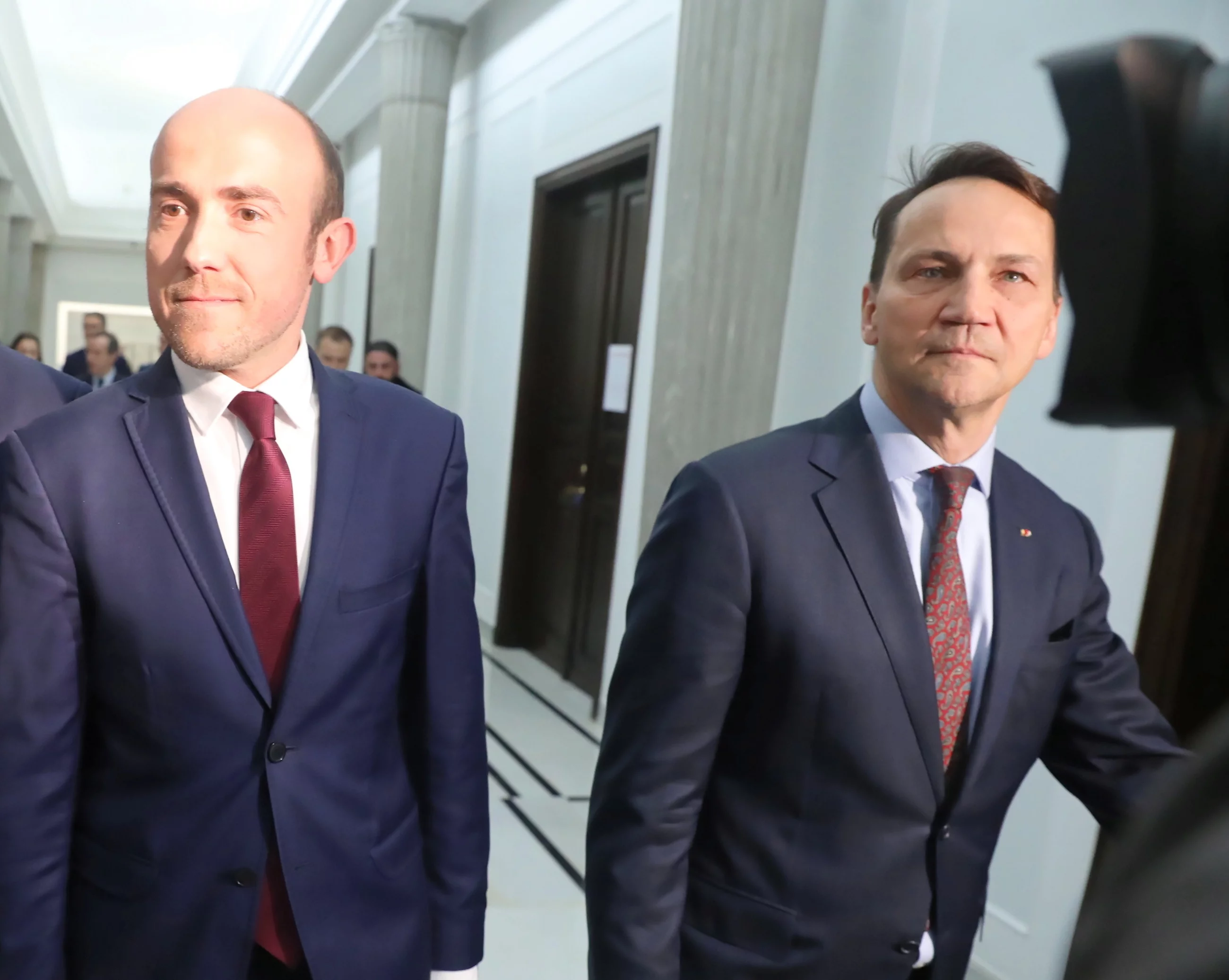 Przewodniczący klubu PO Borys Budka i europoseł KO Radosław Sikorski.