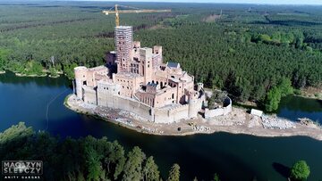 Budowa zamku w Puszczy Noteckiej