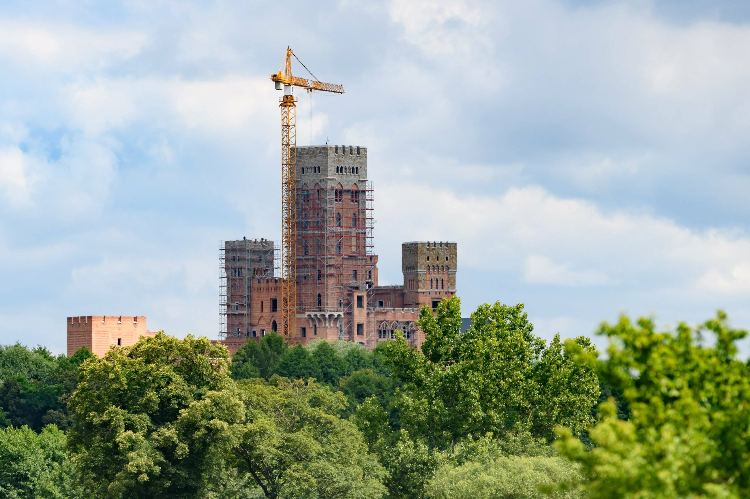 Budowa zamku w Stobnicy