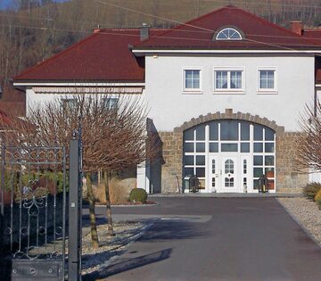 Budynek bramy obozu Gusen Jourhaus został przekształcony na dom mieszkalny