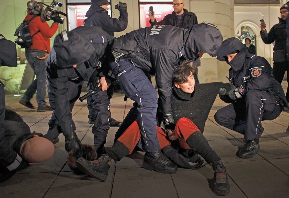 "Męczeństwo" tych, którzy zostali zatrzymani przez policję, bo obrzucali jajkami rządowe auta, może dla "fanatyków" być bodźcem do odwetu