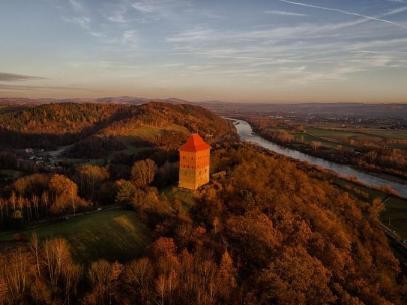 Melsztyn, ruiny zamku z odbudowaną niedawno wieżą