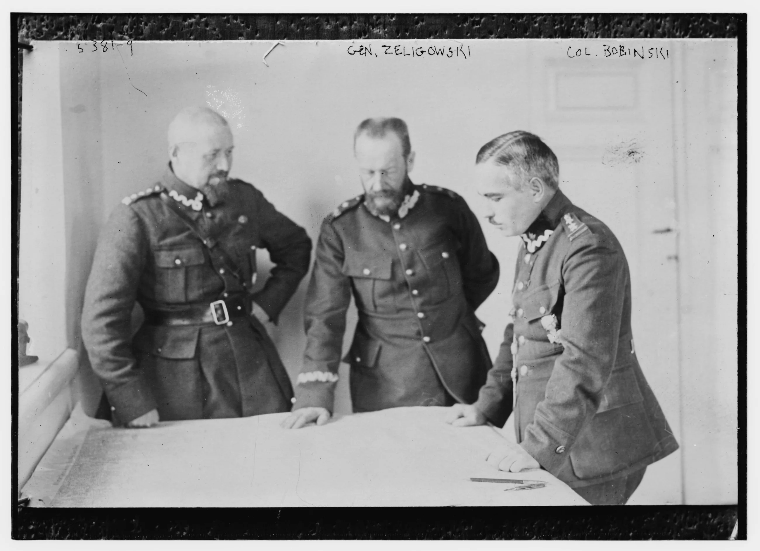 Gen. Żeligowski (w środku) i płk Bobiński (z prawej)