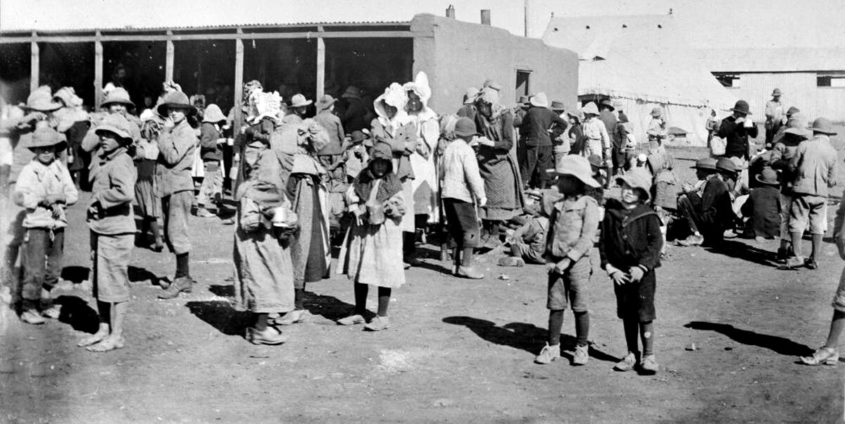 Burskie kobiety i dzieci w brytyjskim obozie koncentracyjnym
