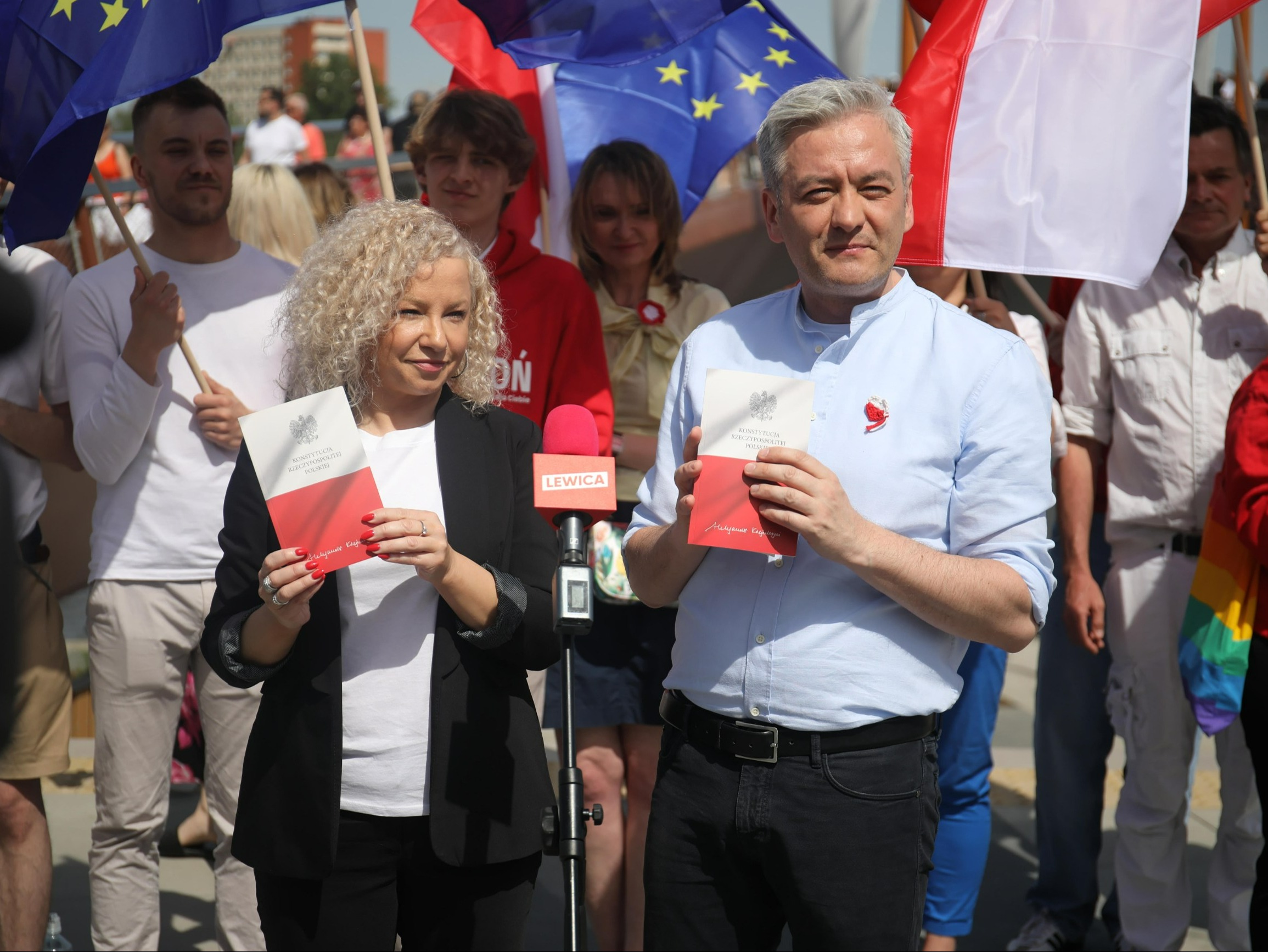 Europoseł, współprzewodniczący Nowej Lewicy Robert Biedroń (P) oraz minister ds. równości, szefowa sztabu wyborczego Lewicy Katarzyna Kotula