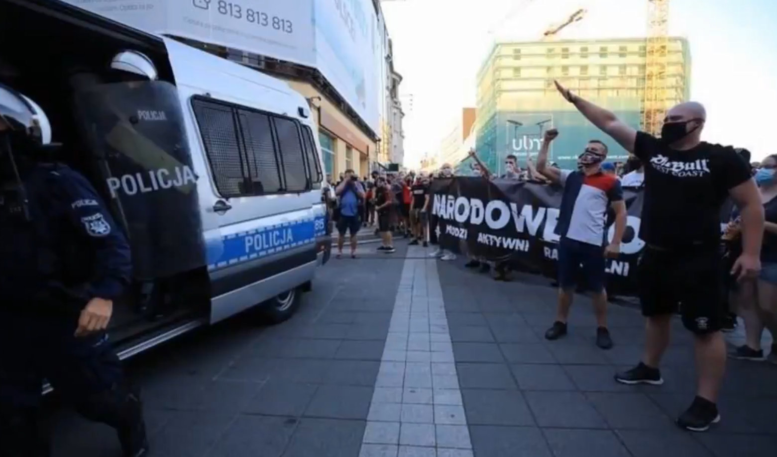 Uczestnicy demonstracji narodowców obrażali osoby LGBT i unosili ręce w geście faszystowskiego pozdrowienia.