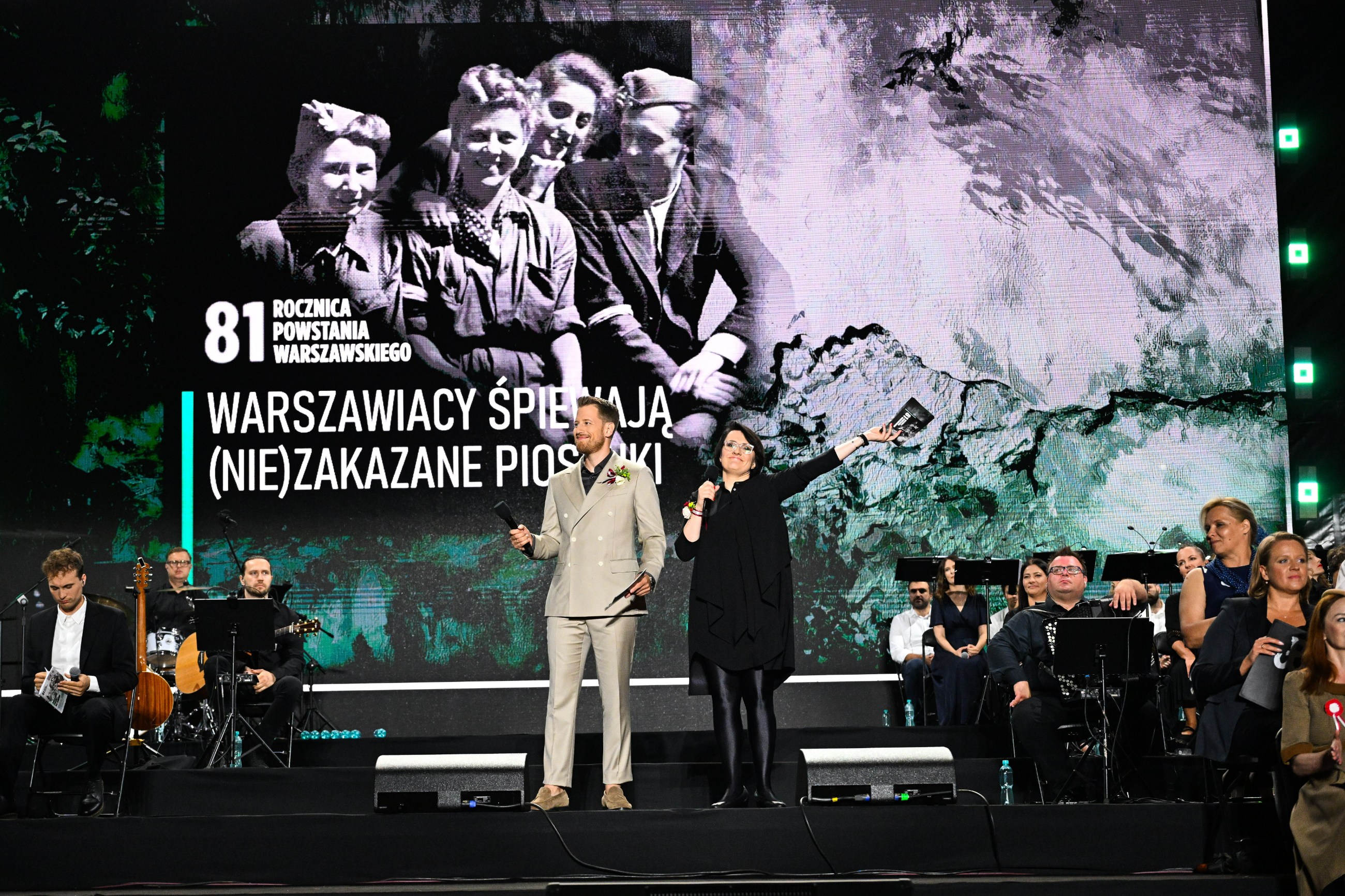 Prowadzący koncert "Warszawiacy śpiewają (nie)zakazane piosenki" Justyna Dżbik-Kluge oraz Robert Stockinger
