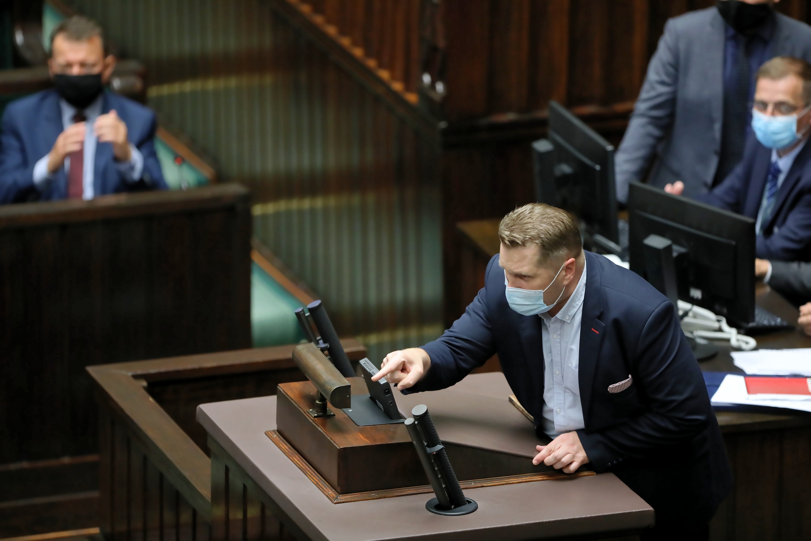 Minister edukacji i nauki Przemysław Czarnek na sali obrad w Sejmie